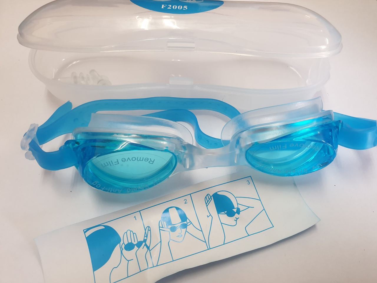 Swimming goggles	